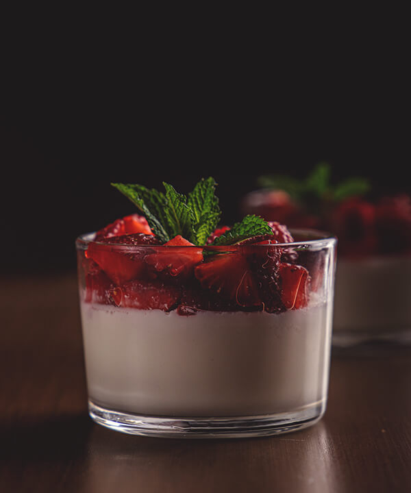 Йогурт с клубникой